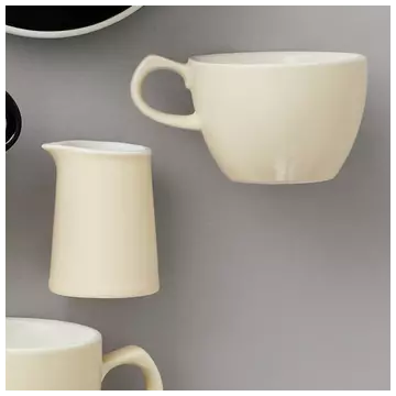 Lusso Oat drinkware on white background